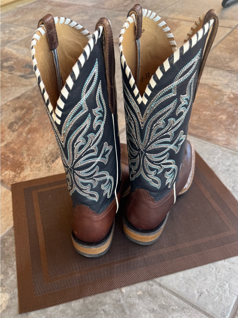 NWOT ARIAT WOMEN'S SHOWDOWN WESTERN BOOTS - BROAD SQUARE TOE - Picture 2 of 11